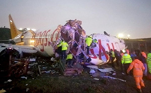 土耳其客機衝出跑道斷成三截  至少1死、157人傷
