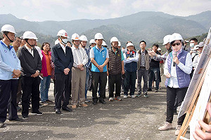 眾人不戴我獨戴  韓國瑜這個突兀動作令眾人傻眼