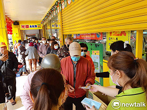 口罩之亂》光南大批發口罩免費送  嘉市排隊人龍1公里