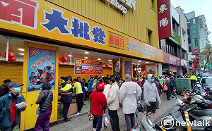 (影)口罩免費送！ 光南桃園店逾4千人排隊繞街2大圈