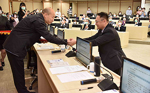 韓國瑜搞錯台鐵屬性 鄭照新辯護開罵：一群不用功的蠢蛋