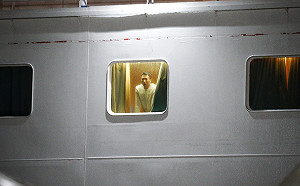 現場直擊》入夜後寶瓶星號燈火通明 船上旅客翹首盼望檢驗結果出爐