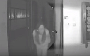 (影)武漢肺炎》一起歸西?武漢驚見長髮女向其他家戶門把吐口水