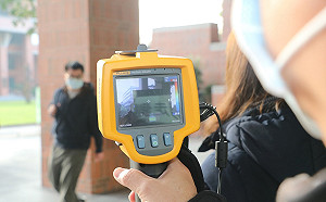 武漢肺炎》成大研究所考試 紅外線溫度儀測體溫