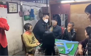 (影)武漢肺炎》違防疫禁令聚集打麻將 公安砸桌痛斥「為老不尊」