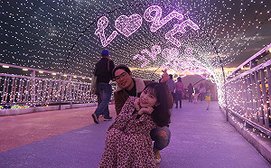 新北燈會情人新天地  侯友宜扮達人帶路賞燈