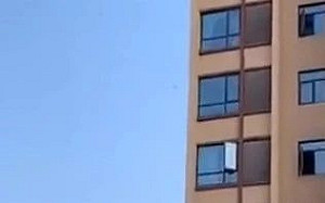 (影)武漢肺炎》湖北家庭全員染病厭世27樓撒錢? 真相是........