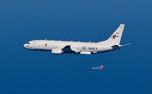 美第7艦隊指控：解放軍軍艦以「武器級雷射光」照射P-8A反潛機