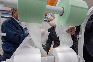 蔡英文徒手碰口罩不織布  府警告TVBS：防疫期間 錯誤報導