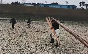 男子希望接回剛離婚的妹妹   自製竹筏盼「橫渡長江」