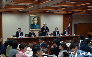 「防堵疫情如防非洲豬瘟」  蘇貞昌拜會民進黨團盼支持防疫條例