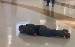 （影）荃灣廣場男子倒地吐血 路人戴上口罩連喊「好怕呀！」