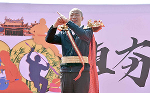 內門宋江陣登場 韓國瑜披火鶴金甲敲鑼宣告開幕