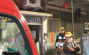 新北中和公寓凌晨火警  一家3口獲救送醫