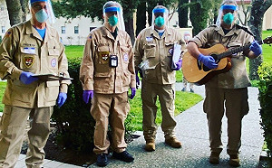 醫護穿隔離衣唱生日歌  美基地隔離女驚喜飆淚