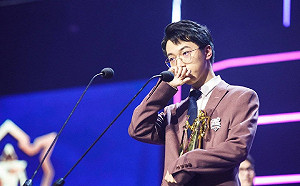 忘關麥克風！中國解說怒噴玩家遭撻伐