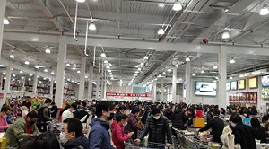 不怕群聚感染？上海好市多近2000人擠爆