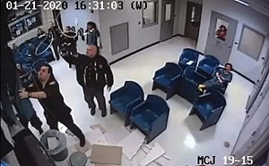 美國女綁匪爬天花板越獄  失敗跌入垃圾桶