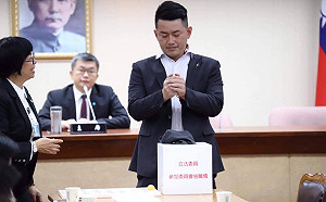 3Q哥抽籤「瞇牌」太久　蔡其昌：哥哥在你背後非常的火