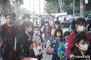 武漢肺炎》口罩免費配送中小學？陳時中憂浪費加劇