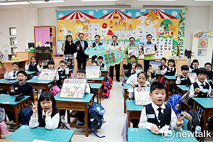 開學日全力防疫！黃偉哲化身黃小哲傳授防疫九招