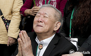 現場直擊>蔡英文頒發回復名譽證書 228受難者家屬向英靈獻花致敬