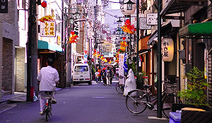 上周才去日本！母女爽逛街沒戴口罩　店員：拜託有點自覺