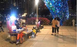 愛河旁「這攤」檢舉也沒用？  Wecare高雄：「韓粉最大」的無政府狀態