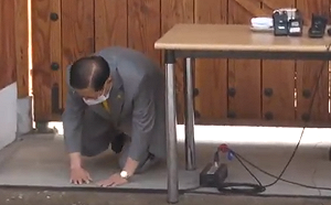 「趴地磕頭」謝罪   南韓新天地教主李萬熙露面道歉