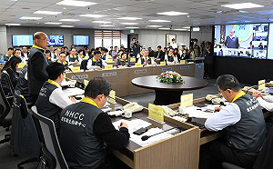 （影）視察疫情指揮中心 蘇揆：圍堵和減災並行防疫