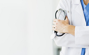 病患進診間一直背對！醫生一聽「原因」哭了：請珍惜我們