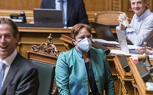 沒生病戴口罩是「錯誤信號」? 瑞士女議員戴口罩竟被趕出議場