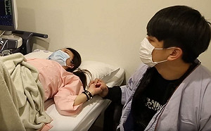 網紅蔡阿嘎與孕妻遭黑衣男鐵鎚攻擊  蔡：追究到底！