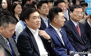 黨主席選舉最後衝刺 江提「無私無我」、郝子承父志「反台獨」