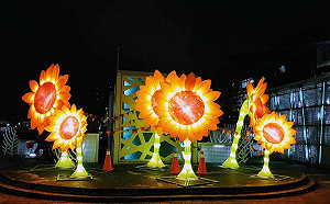 巨型向日葵現身新莊！親水廊道燈海夜景更有趣