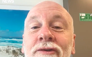 (影)隔離病房開直播  確診澳籍音樂家：現在精神很好