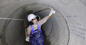 女工程師照鑽下水道當「忍者龜」新北水利局感謝女力