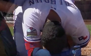 MLB／好痛！被95英哩速球直擊　遊騎兵外野手下顎骨折(影)