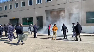 憂武肺蔓延「禁止探監」 義大利4監獄暴動3死亡