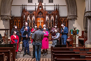 美牧師確診握過5百人手傳教急卡  希臘東正教聖餐照領