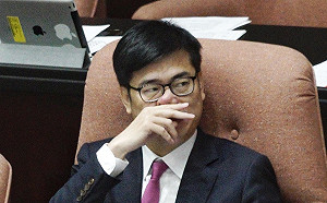 現場直擊》立院質詢中  各部會首長摸鼻揉眼