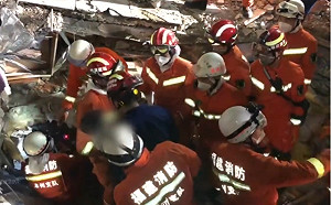 (影)欣佳酒店搜救關鍵期  救出卡了52小時的母子倆