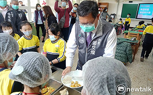 視察校園營養午餐 鄭文燦：午餐供應全程採防疫高標
