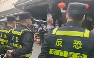 （影）民怨湧現! 封城太久憋不住！深圳商家上街抗議與警衝突