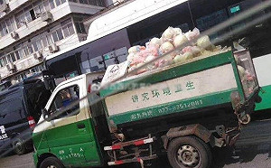噁！武漢市區委派垃圾車運肉給居民 挨批「官員真的奇耙」