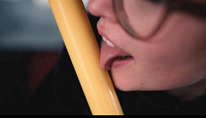 不怕武漢肺炎！女主播外出「瘋狂亂舔」甜笑：快讓我確診