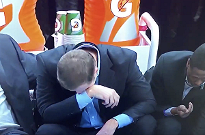 NBA／驚！前公牛主帥身體不適　比賽中緊急送醫檢查