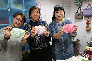 延長口罩使用壽命 家扶志工縫製口罩套送寄養兒少