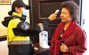 疫情升溫  陳菊po進出總統府量體溫照片