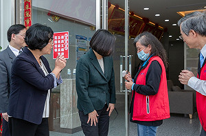 女工趕製口罩遭截指  蔡英文帶滴雞精慰問